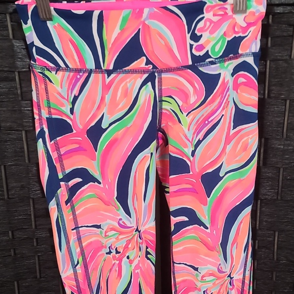 Lilly Pulitzer Size XS Womens Luxletic Pink floral Print Blue Capri - Picture 1 of 4